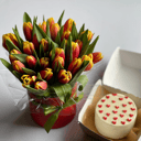 Композиция «Шляпная коробка 27 тюльпанов и бенто»