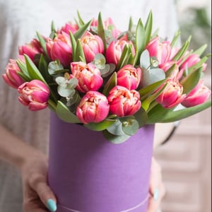 Шляпная коробка с цветами «Дыхание весны» из тюльпанов