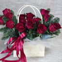 Коробка с цветами «15 роз и рускус»