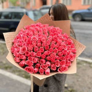 Букет из 101 розы в крафте