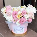 Шляпная коробка с цветами «Воздушный» из эустом и роз