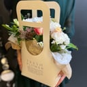 Коробка с цветами «Трендовая сумочка с цветами» из роз и гвоздик