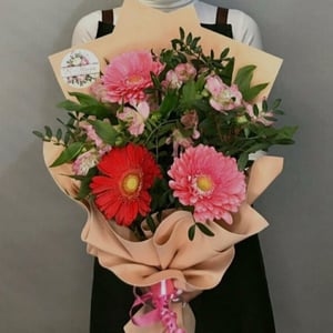 Букет «Поле цветов» из гербер и альстромерий