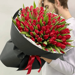 Букет «101 красный тюльпан оформление трендовое»