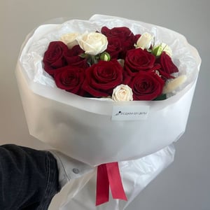 Нежный букет с кустовой и красной розой