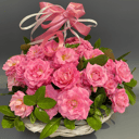 Букет кустовых роз в корзине