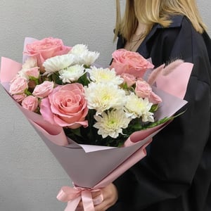 Нежный авторский букет из роз и хризантем