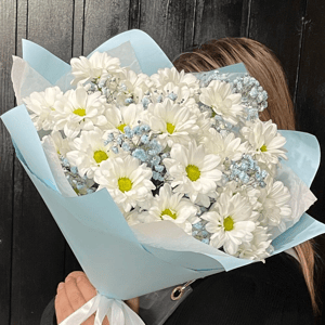 Букет из белой хризантемы и гипсофилы