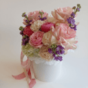 Шляпная коробка с цветами «Розы с маттиолой в коробке»