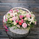 Корзина с цветами «Прелесть» из роз и альстромерий