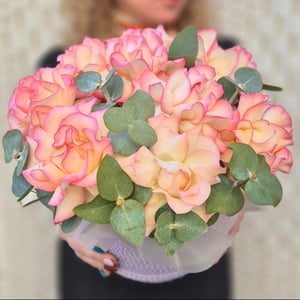 Корзина с цветами «Сказки Джули» из роз