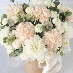 Шляпная коробка с цветами «Нежный букет из самых стойких цветов»