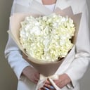 Букет из белых гортензий в упаковке