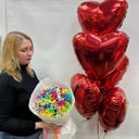 Подарочный набор «Комбо набор (цветы и шары) 10 - Люблю» из роз и гипсофил