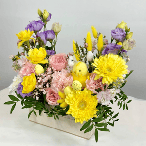Коробка с цветами «Пасхальный лучик» из экзотических цветов и гвоздик