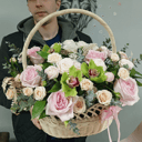 Ароматные цветы в корзине из роз