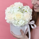 Шляпная коробка с цветами «Вуаль» из гвоздик и хризантем