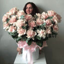 Шляпная коробка с цветами «Огромная композиция с французскими розам»