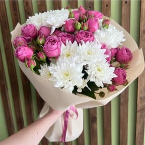 Букет из хризантемы и кустовой розы