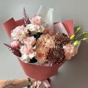 Авторский Букет Осенние краски из роз и эустом