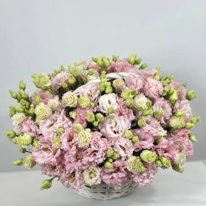 Корзина с цветами «Мелодия Сердца» из эустом