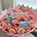 Контрастный букет с пионовидными розами из гортензий