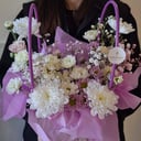 Коробка с цветами «Композиция в плайм пакете» из хризантем