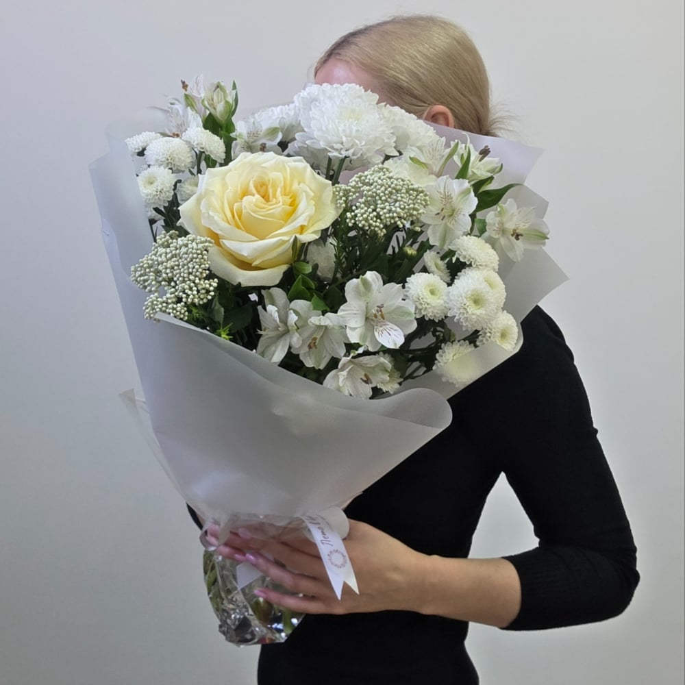 Сборный букет в белой гамме из альстромерий и роз