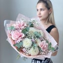 Нежный букет с Георгинами из экзотических цветов и гипсофил