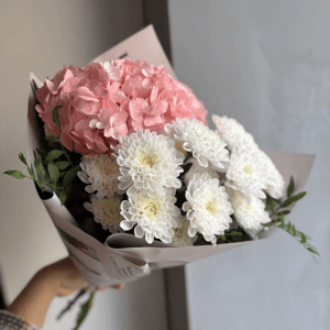 Нежный букет из гортензии и хризантем