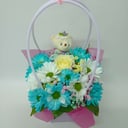 Коробка с цветами «Цветы в сумочке с игрушкой 6» из хризантем и гипсофил