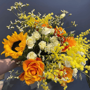 Букет Солнечный с подсолнухом из роз и мимоза