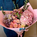 Сборный нежный букет с гортензией из роз и гвоздик