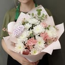 Букет «Розовый лотос» из хризантем и гвоздик