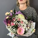 Букет «Воздушное безе» из хризантем и гвоздик