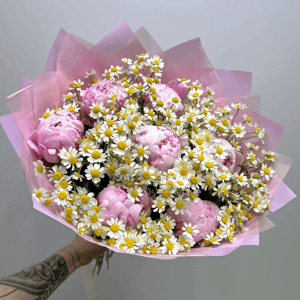 Авторский букет пионами и ромашкой M