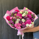 Букет из пионов и гвоздик