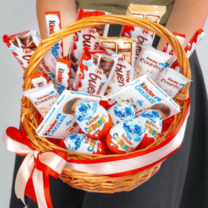 Сладкий подарок киндер в корзине