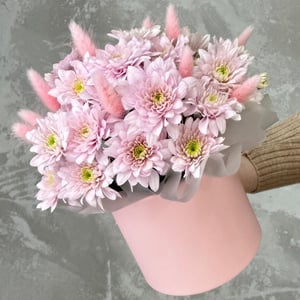 Нежная композиция в шляпной коробке