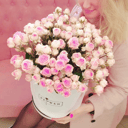 Кустовые розы в шляпной коробке