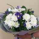 Букет из хризантем и ирисов