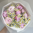 Авторский букет с пионами и ромашками