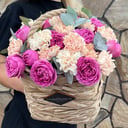 Корзина c летними цветами из гвоздик и роз