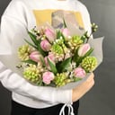 Букет «Вишнёвый сад» из тюльпанов и экзотических цветов