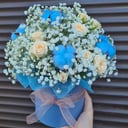 Шляпная коробка с цветами «Зимняя свежесть» из роз и гипсофил