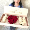 Розы белые и красные в коробке