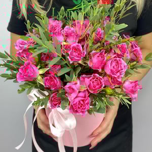 Кустовые розы в шляпной коробочке