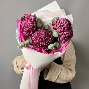 Букет из больших хризантем бигуди