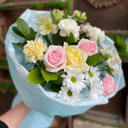 Лёгкий весенний букет. из роз и альстромерий