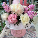 Шляпная коробка с цветами «Нежность» из экзотических цветов и эустом